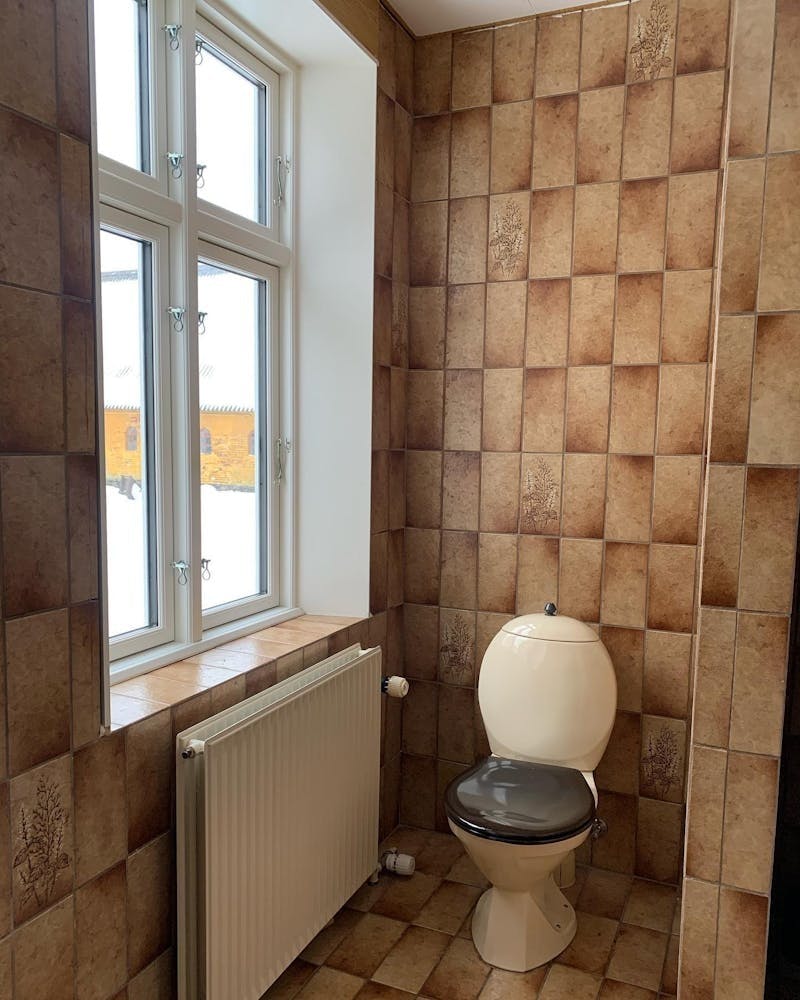 Oppussing av toalett før Billig oppussing av bad